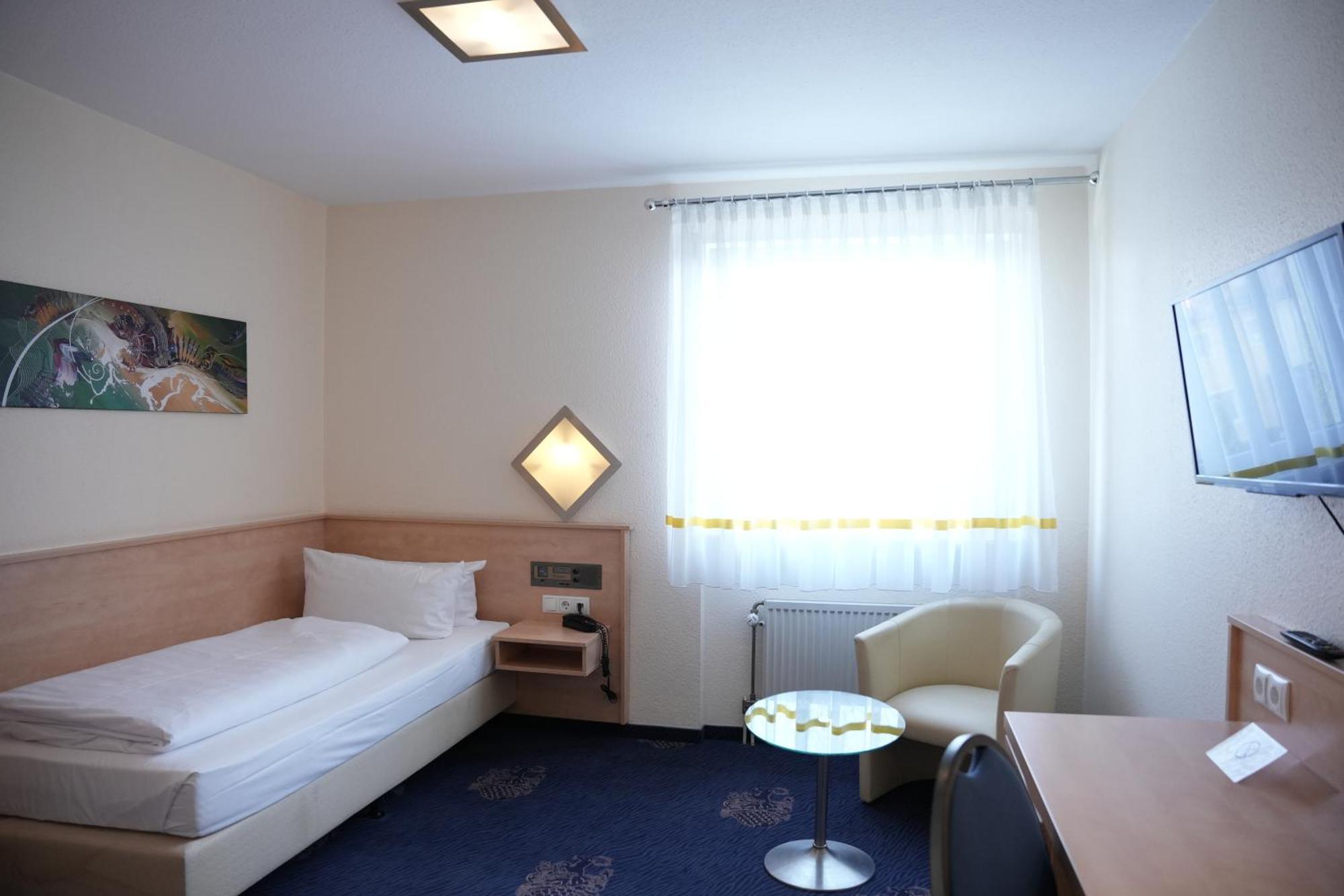 Weber Hotel MHG Buitenkant foto