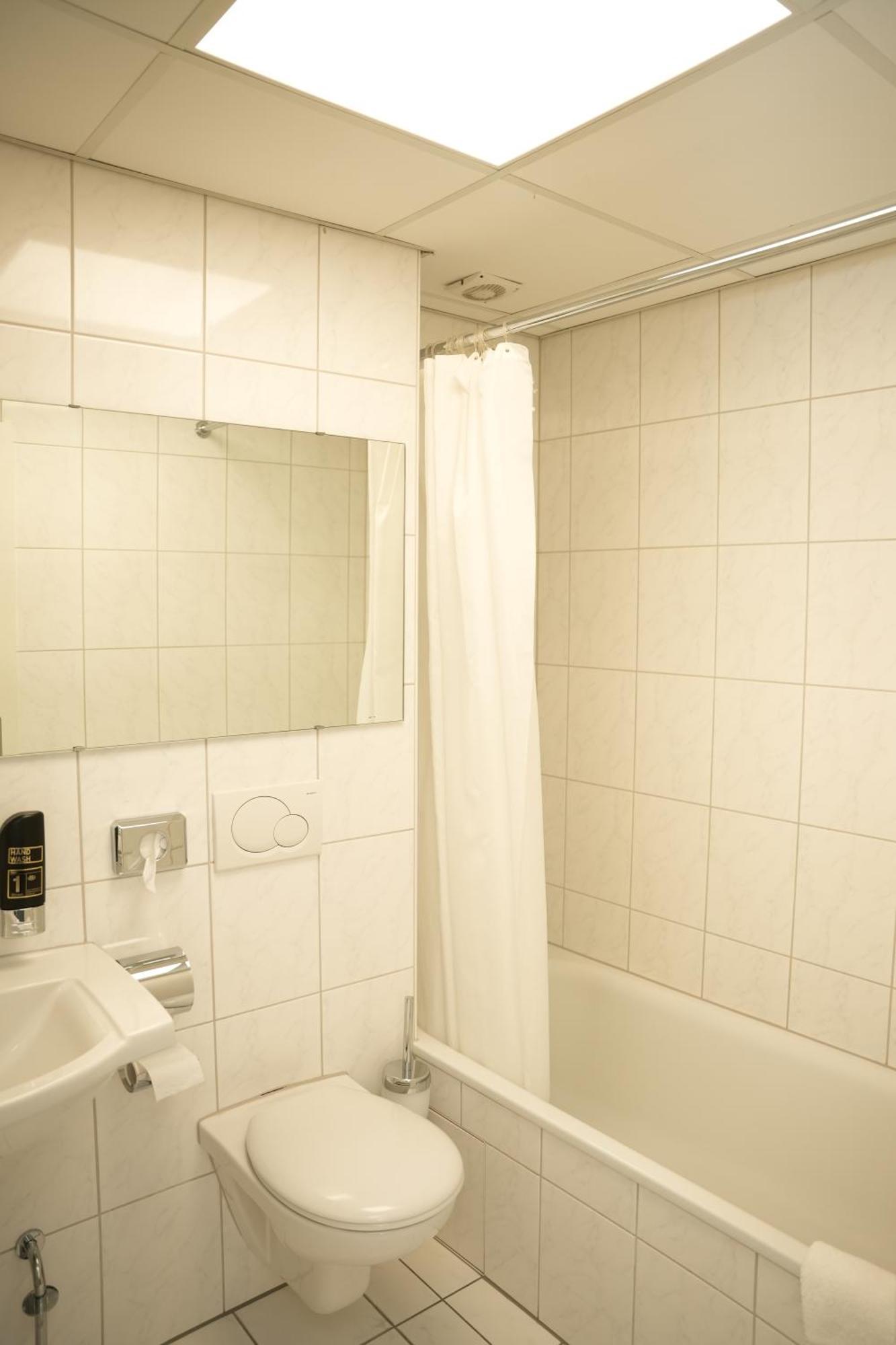Weber Hotel MHG Buitenkant foto