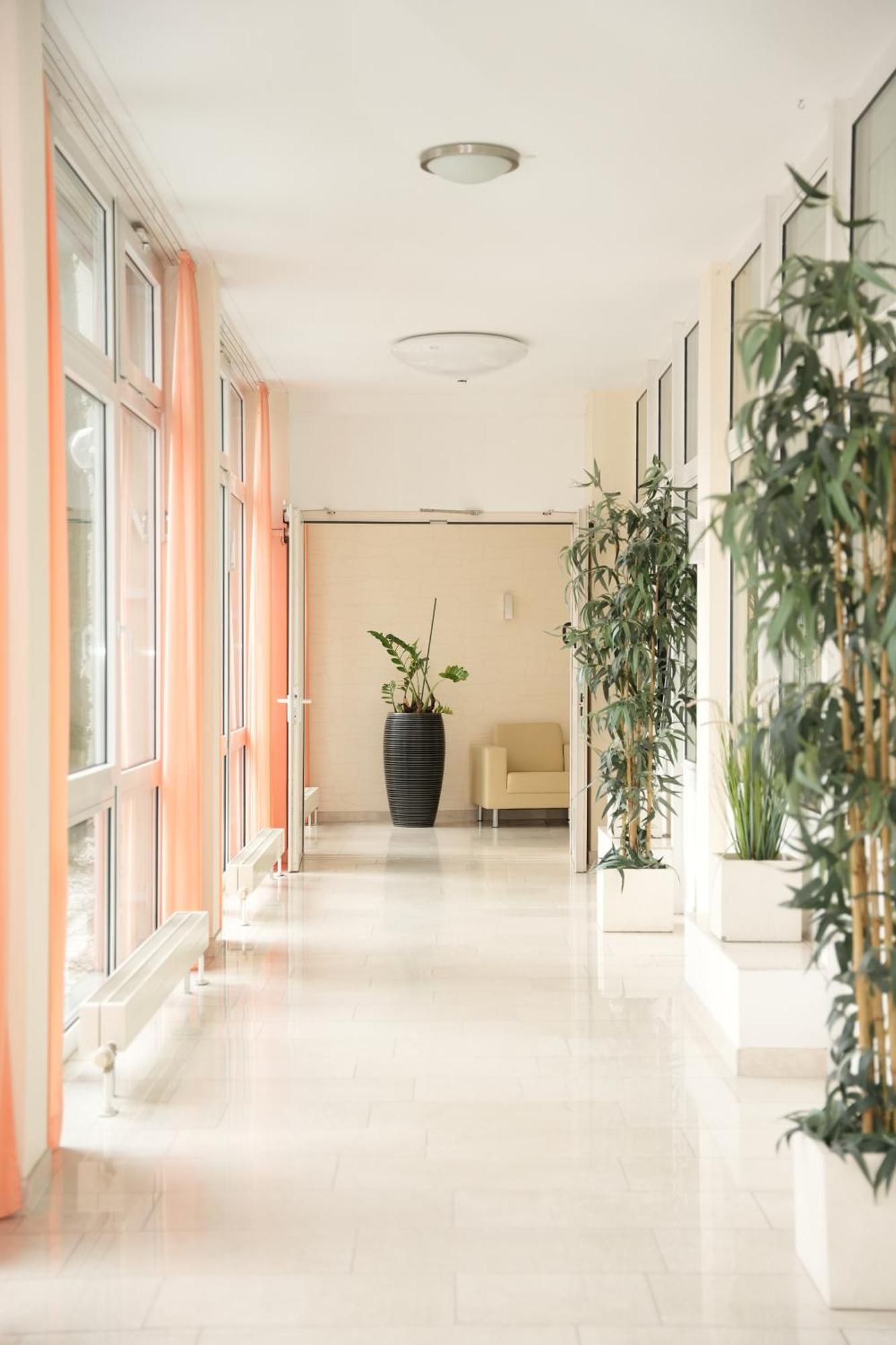 Weber Hotel MHG Buitenkant foto
